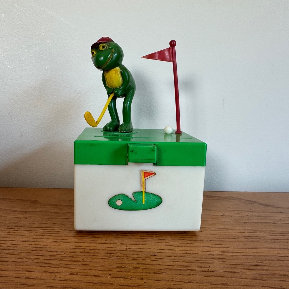 Vintage JSNY‎ Golfing Frog Plastic Mechanical Coin Bank Made in Hong Kong Green